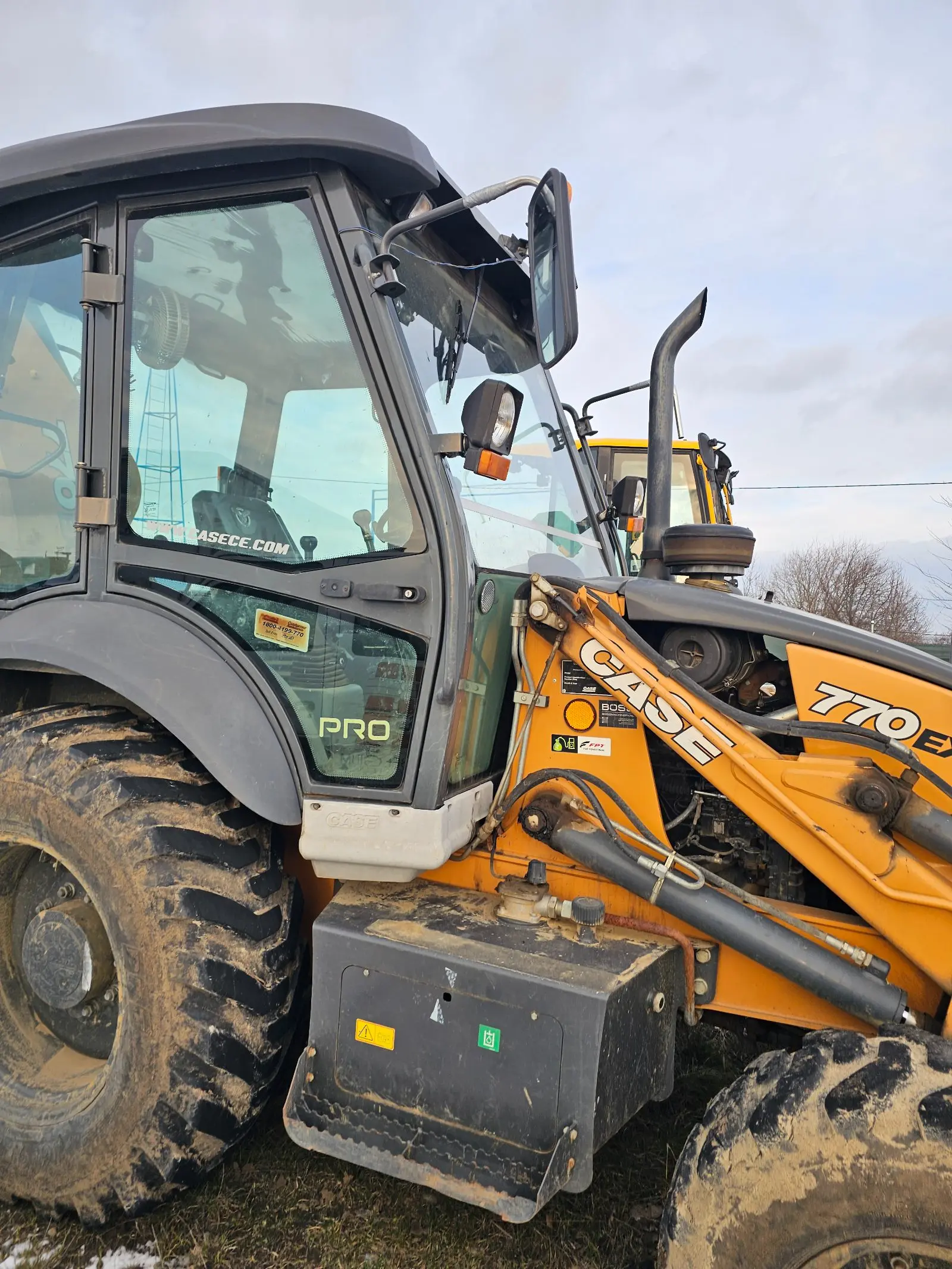 Vând buldoexcavator case din 2019 3