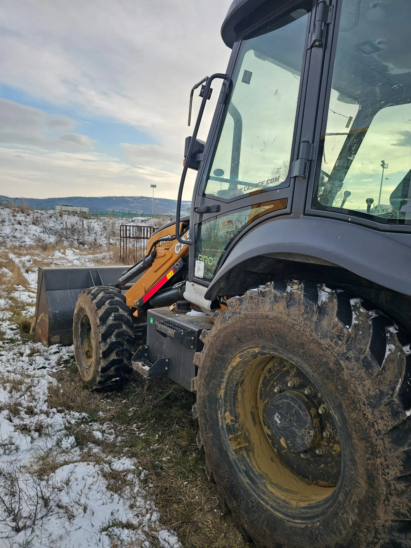 Vând buldoexcavator case din 2019 7