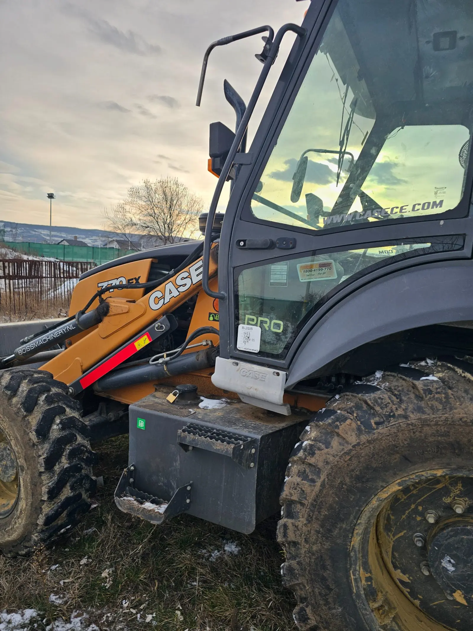 Vând buldoexcavator case din 2019 9