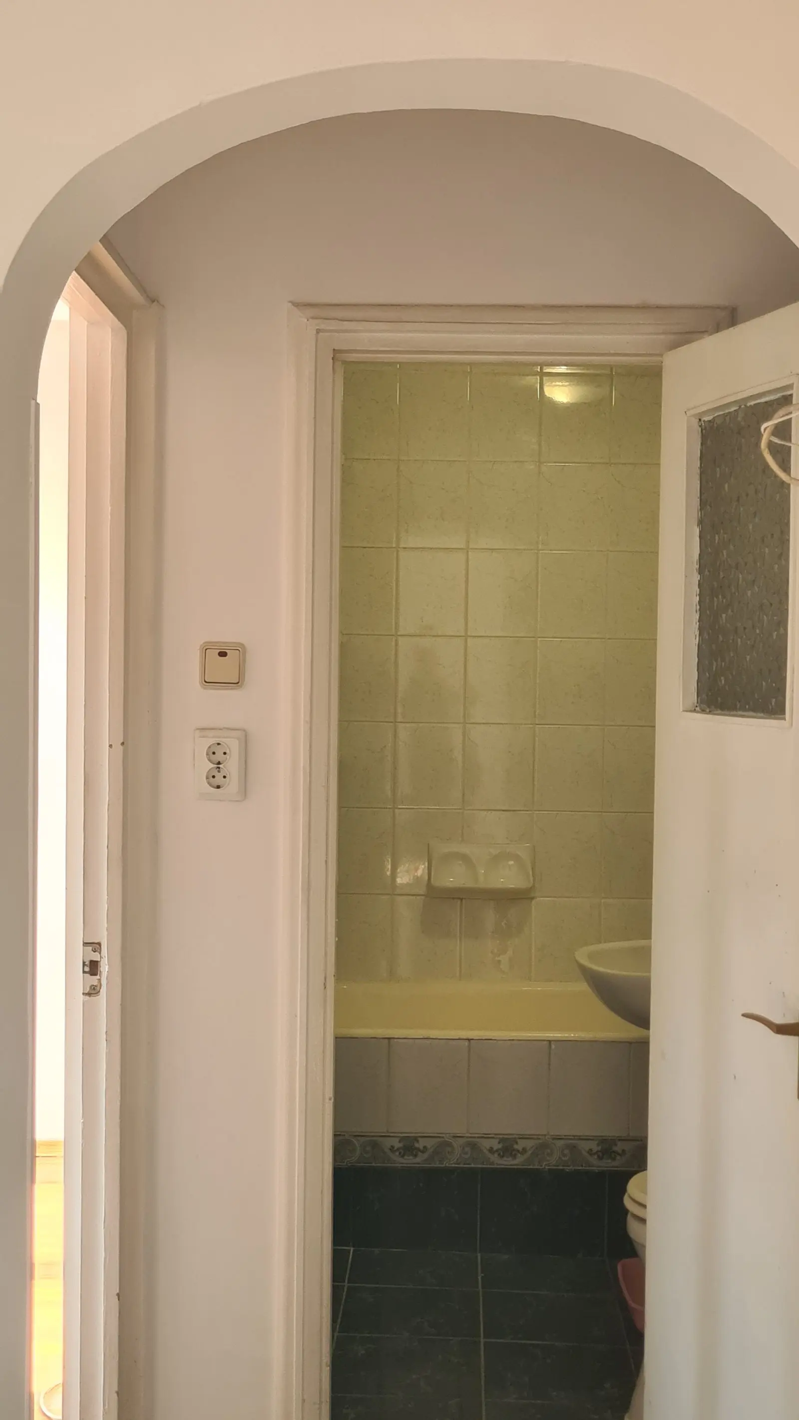 Particular, vând urgent, ap. 2 camere decomandate, nemobilat, cu balcon, 39 mp utili, super central 3