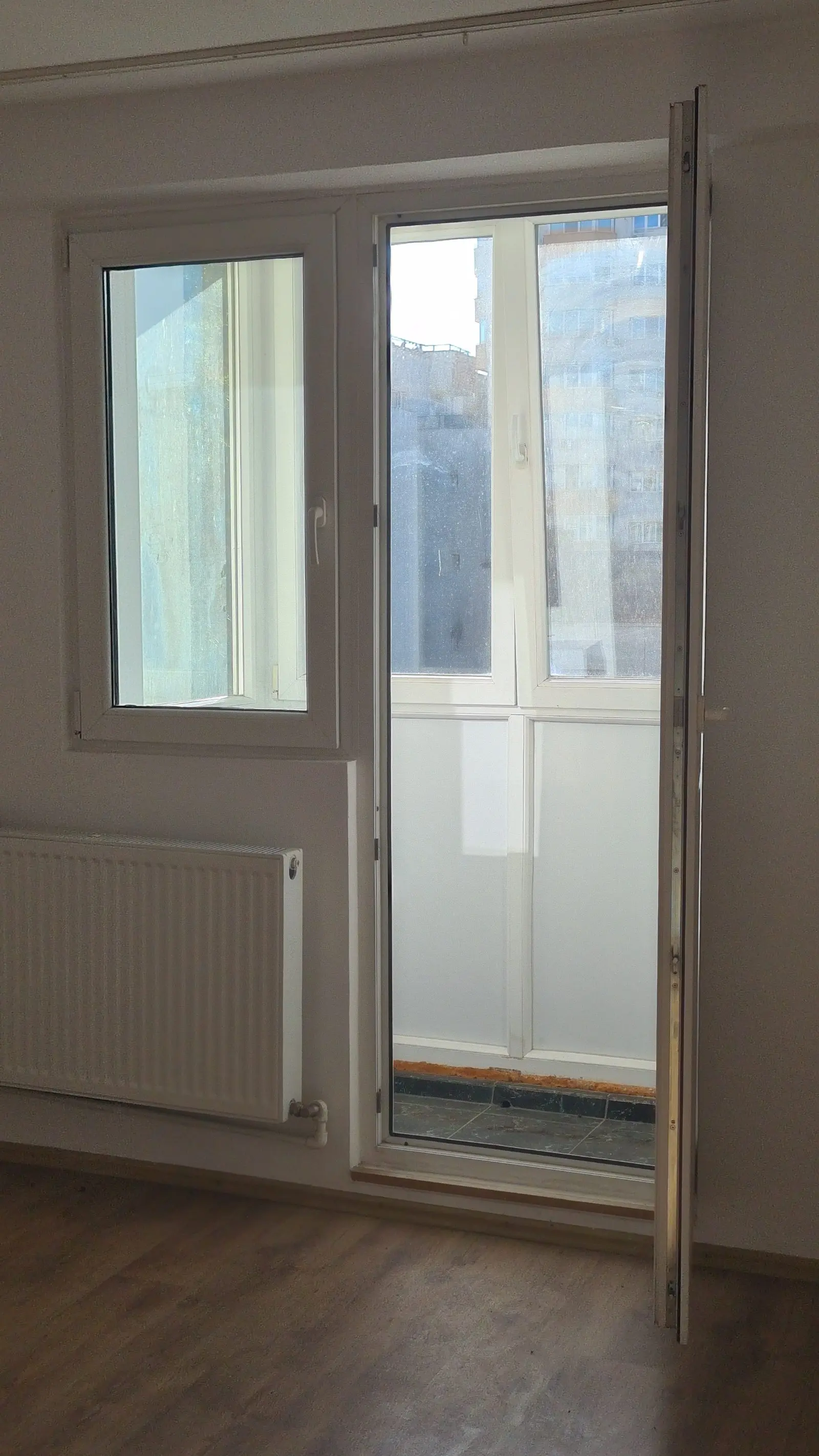 Imagine pentru Particular, vând urgent, ap. 2 camere decomandate, nemobilat, cu balcon, 39 mp utili, super central