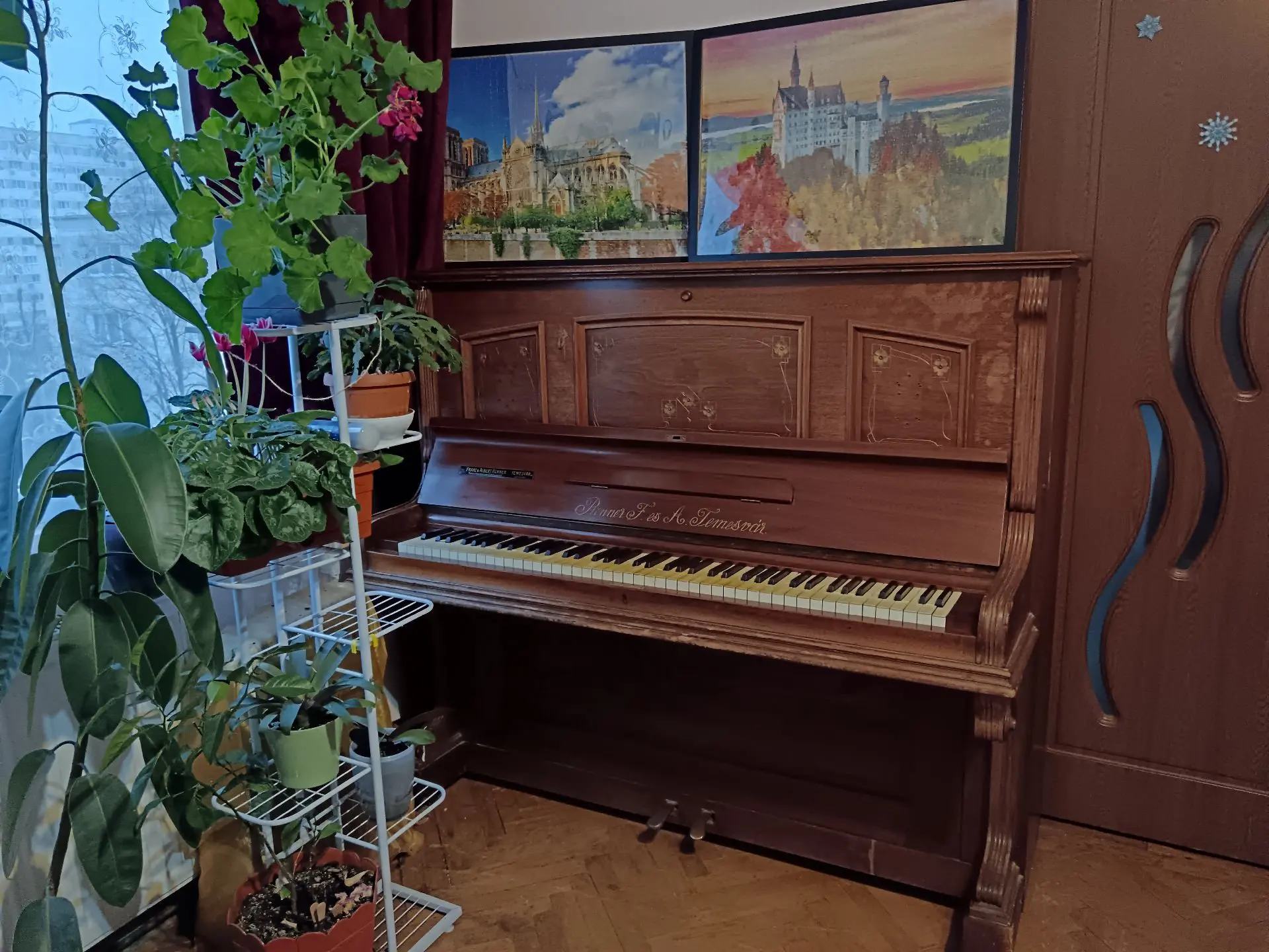 Vând pianină de colecție excelentă în stare de functionare 3